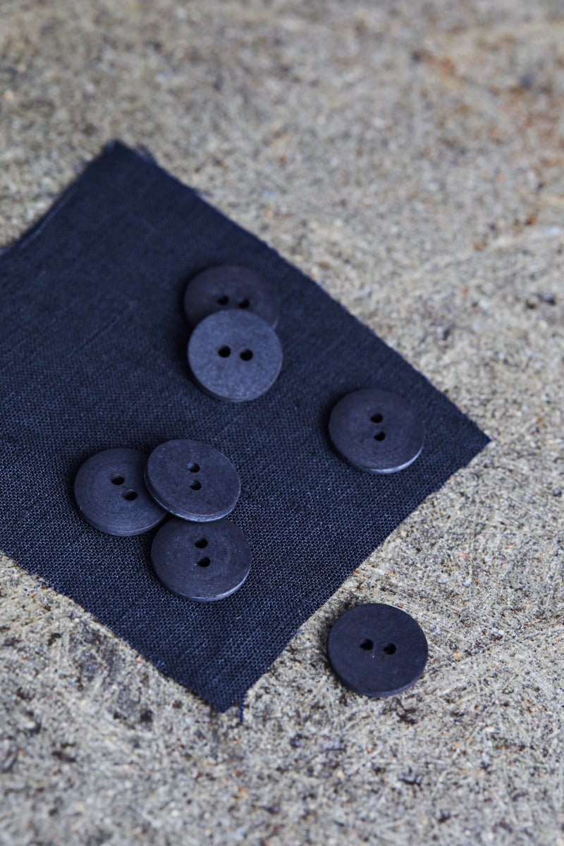 Knopf aus gepresster Baumwolle 18mm dunkelblau (Curb Cotton button indigo night) - FinasIdeen