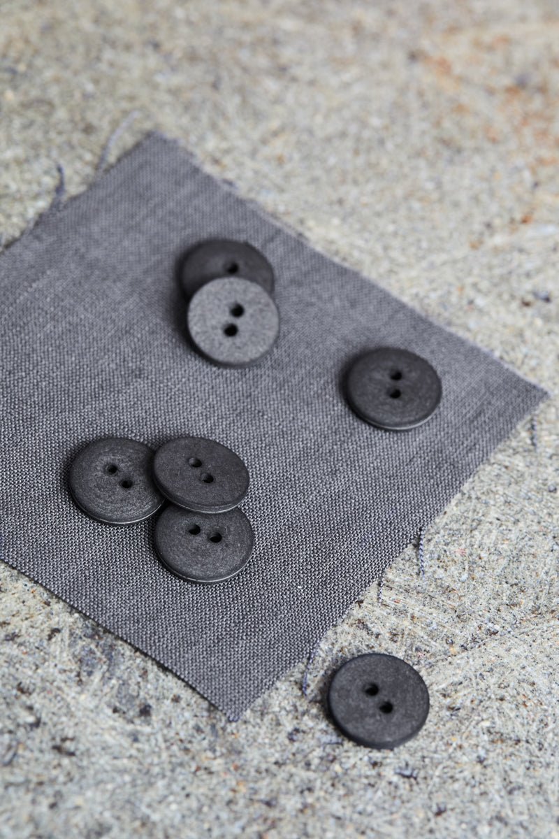 Knopf aus gepresster Baumwolle 18mm dunkles grau (Curb Cotton button calm grey) - FinasIdeen